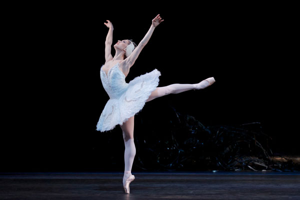 Swan Lake. Photography by Alice Pennefather, courtesy of ROH