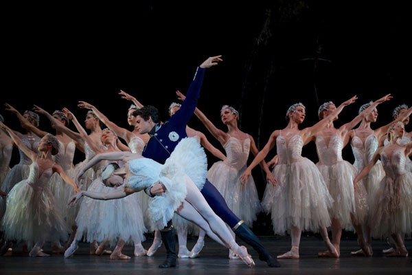 Swan Lake. Photography by Alice Pennefather, courtesy of ROH