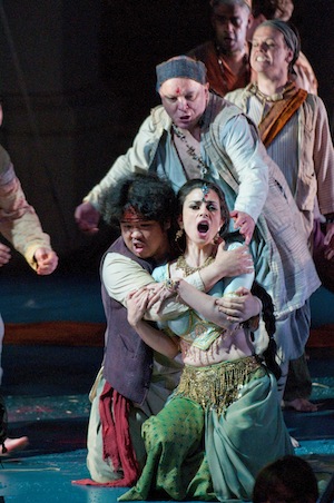 Pearl Fishers 179 - Soula Parassidis as Leila and Jung Soo Yun as Nadir. Cr Fritz Curzon