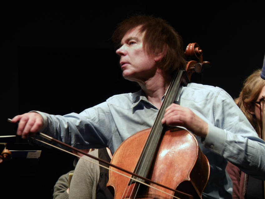 Julian Lloyd Webber  (photo by Stephen Schowns)